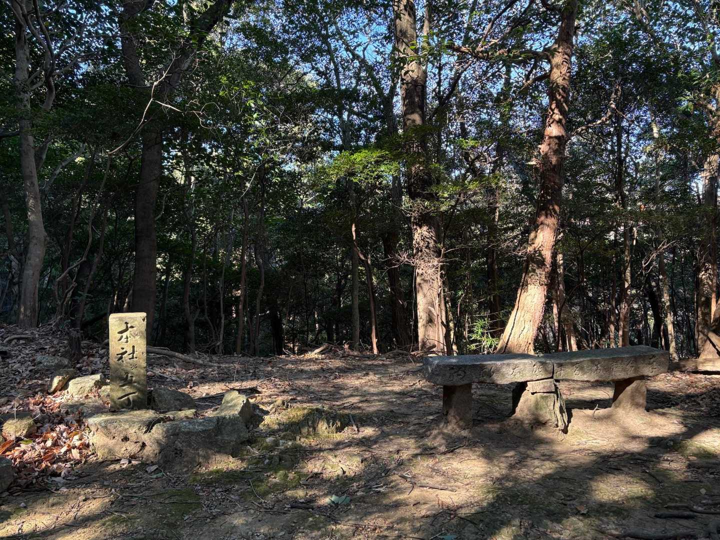 向かって右側の石のベンチでランチを摂りました