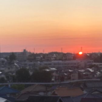 今日の太陽、
左の茂みは、Googleマップの「あきつの杜」と思う。その手前に「北秋津城跡」もあった。
右の煙突は、東村山市のごみ焼却炉「秋水園」