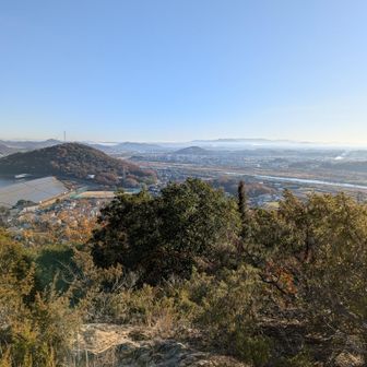 六甲山やら、雌岡山やら、遠くに雲海やら、次の嶽山やら〜🤩
