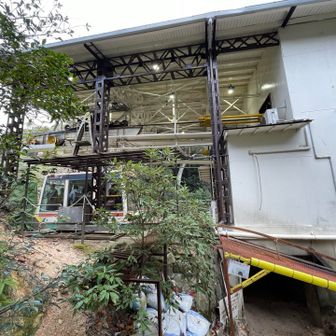 ロープウェー駅
右下のトンネルを歩く