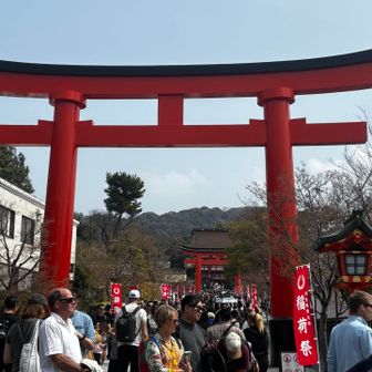 勝運の神様・藤森神社近くでコロッケを頬張って😋
ここは素通り、伏見稲荷大社⛩️
京都の町、人も車もホントに多い😅