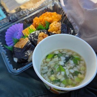 小屋にもどってランチ🍙
今日は暖かいので外で😋