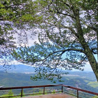 花矢倉展望台から吉野路を望む…