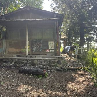 七ツ石小屋着。売店あります。