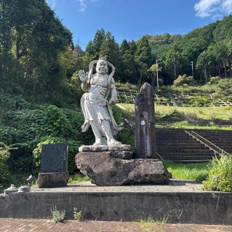 吽形（うんぎょう）のみです。一対ではないんだぁ〜。