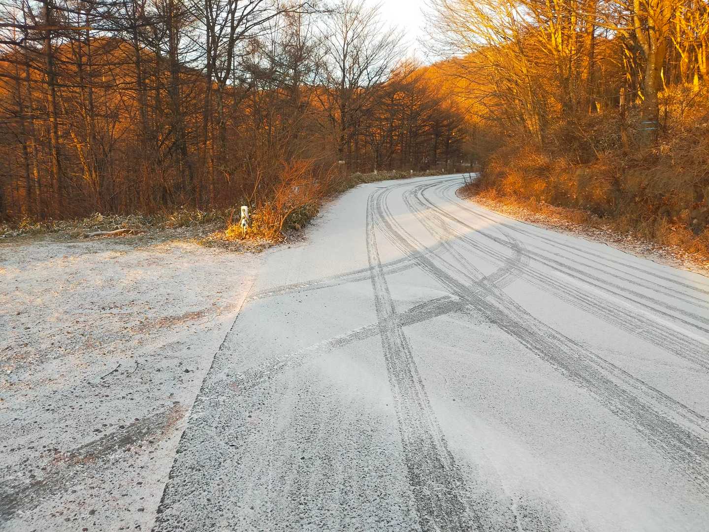 道路の状況はこんな感じだったが帰りには溶けていたので助かった。（ノーマルタイヤで来ていた)