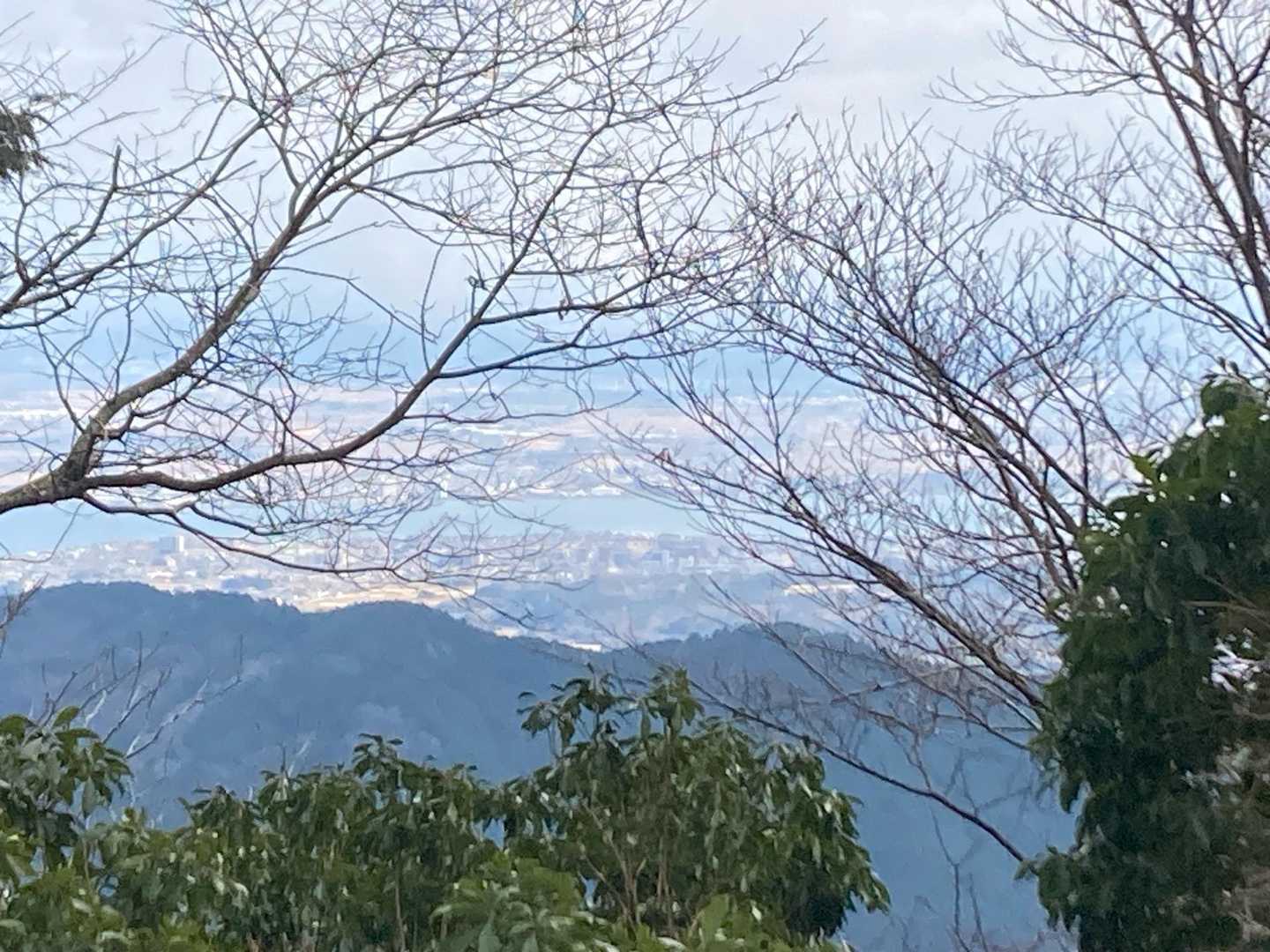 眺望はあまり無く、少し琵琶湖が見える程度。
でも、途中の森が美しく、春や秋にまたゆっくり来たいです♪