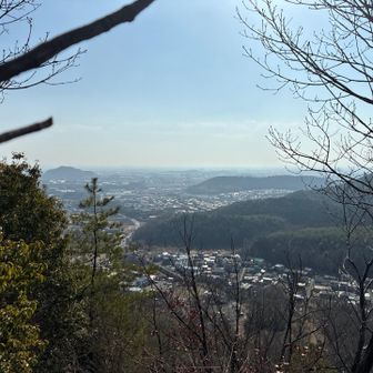 黄砂の影響で遠くは見えませんが各務山は見えました。