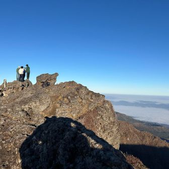 さっきの将来有望な若人たちです。
今日が初登山って方もいました♪