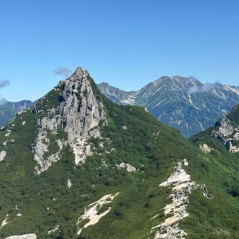 前烏帽子を登りきった先に、烏帽子の偉容と立山、アルプスの絶景。「ウヲォ～!!」思わず驚愕。