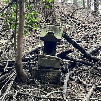 峠にあった祠。　焦げていませんか？