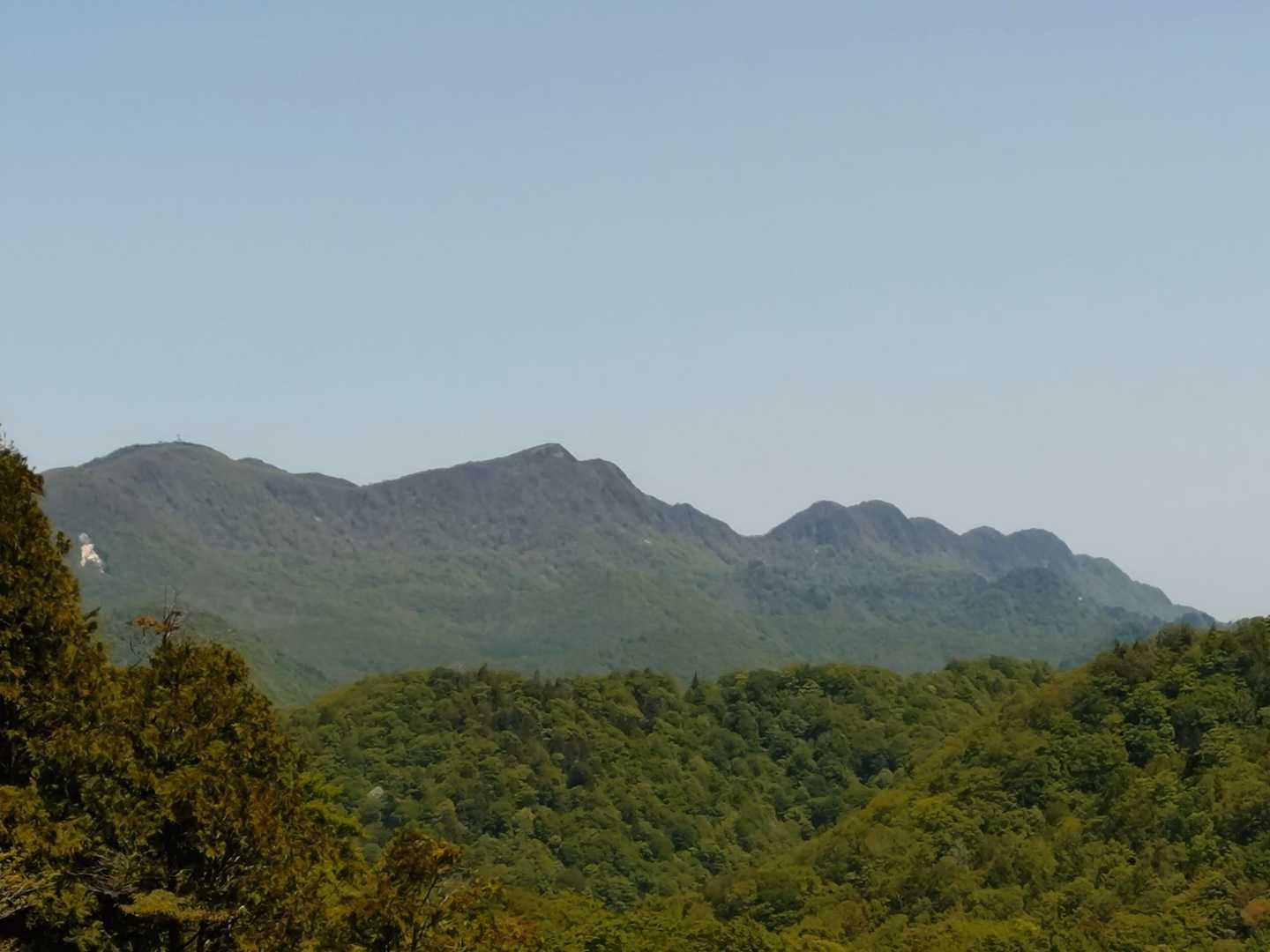 🌄早朝に登った七ヶ岳の稜線がくっきりと見えます🎶
七ヶ岳と言われる所以が良く分かりますね😊
