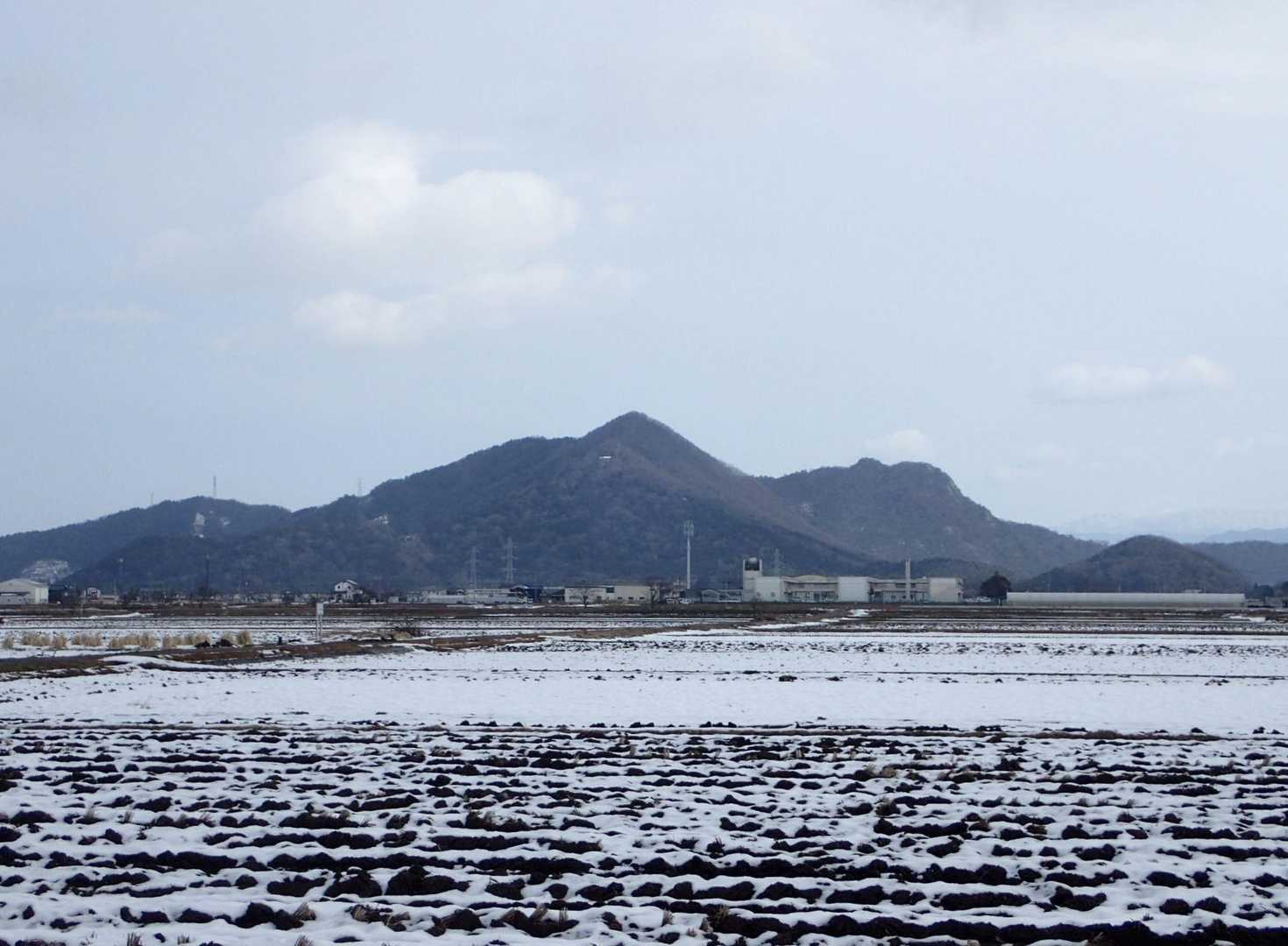箕作山を見ながら登山口へ