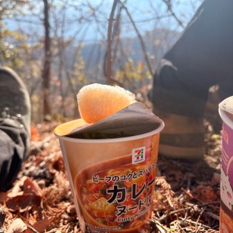 山頂ラーメンの季節がやってきた。セブンのカレーヌードル、美味しい🤤家から持って来た白おにぎりを追加して〆