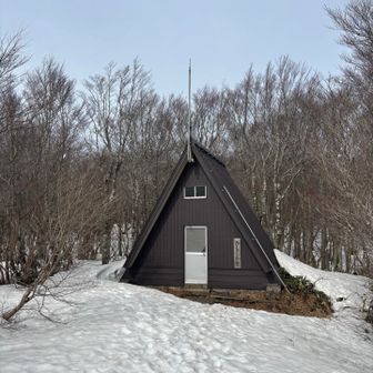 山頂にあるカモシカ荘という避難小屋🛖