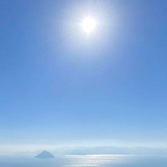 矢出山の眺望所より見渡せば、瀬戸内の海原は凪ぎわたり、煌めく光の道を描き出しており申す✨
されど四国の山影は、ほのかに霞みて朧げ…
これもまた風雅なる景色にござるな。