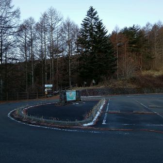 それにしたって雪がない。ゲートまでも道路に雪が無く、冬季閉鎖中の天女山の駐車場でもご覧の通り。