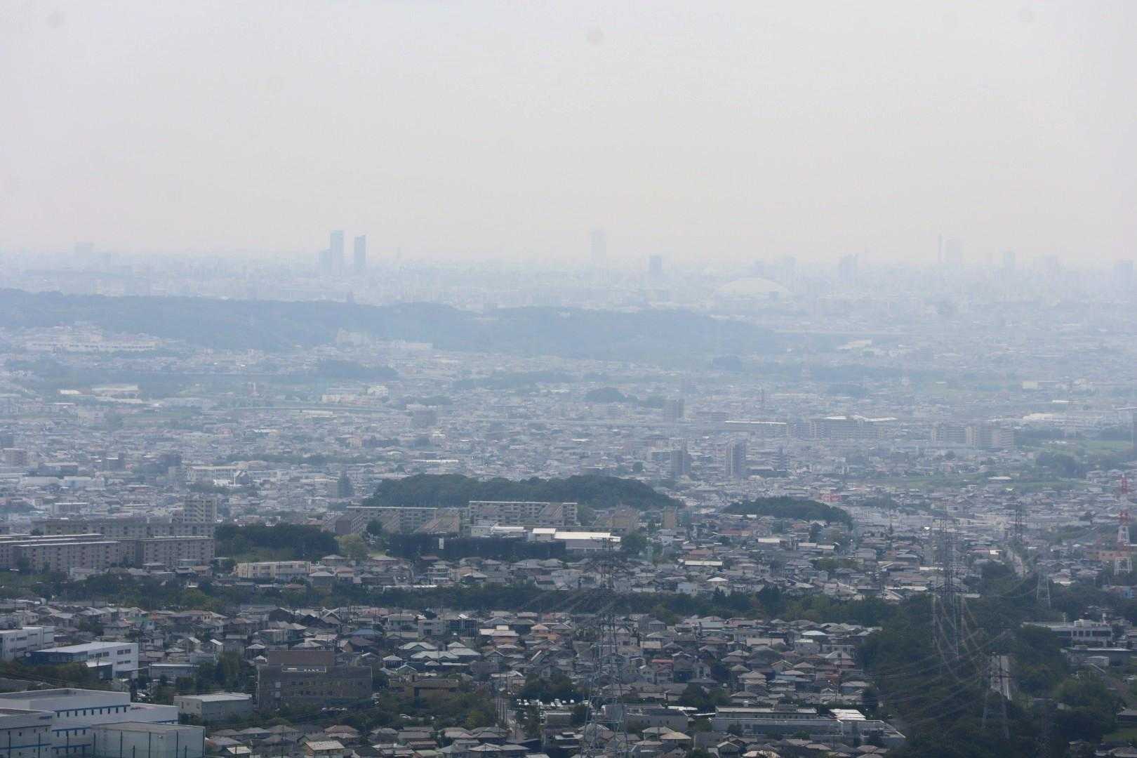 薄っすらと名古屋中心部のビル群