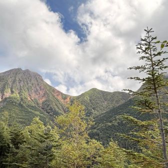 YAMAPの地図に書いてあったビューポイントから。左の赤いお山が赤岳、右の雲を被ってるのが阿弥陀岳