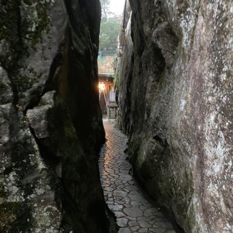 この様に岩が割れた所があり　通過します。
夫婦岩と呼ばれています。