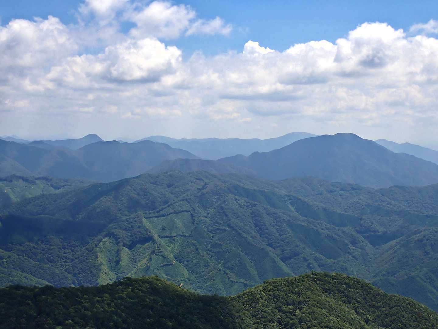 左は容谷山の奥に鬼ヶ城山。右は小五郎山の奥に羅漢山。レーダードームも見えました。