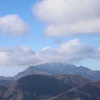 雲が取れてきた大山
斜面が少し白くなってる