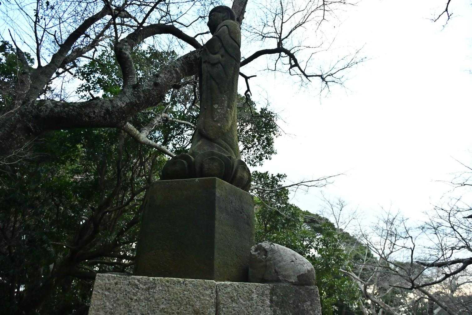 あッ！…どうやら如来像の後ろ側にある👀変な形のコレかな🤣