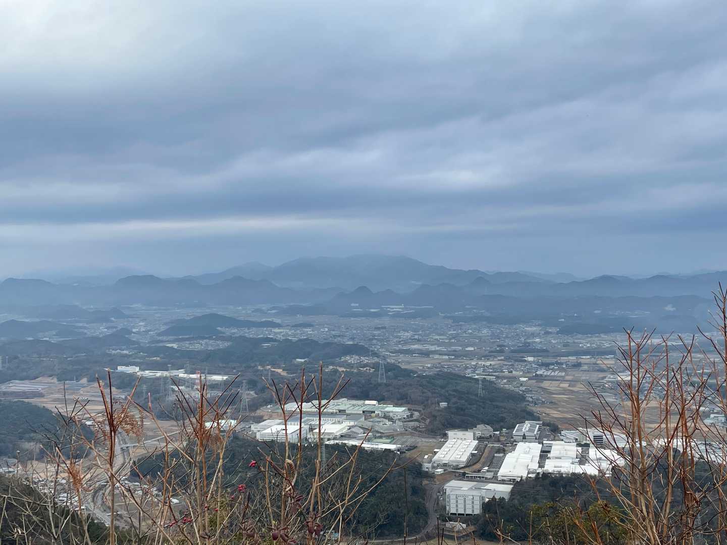 高賀山方面もどんよりした雲の下