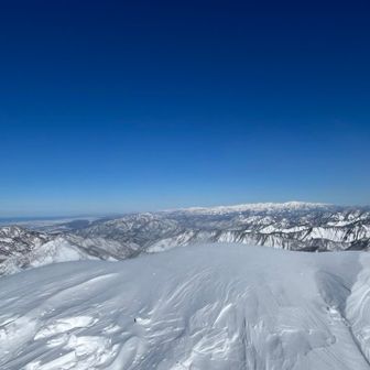 飯豊連峰

五頭山、二王子岳もいっぱい登ってるんだろうなー