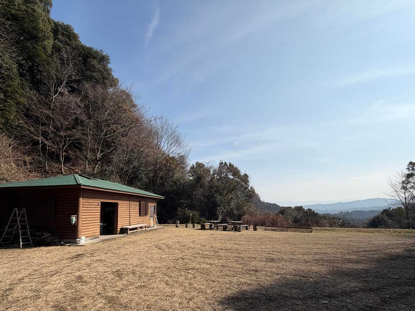 三高山 山小屋🛖

小屋の前には広場やベンチがあり
ゆっくりできる
(*´༥`*) ŧ‹"ŧ‹"

眺望も良く✨英彦山連峰を一望できる