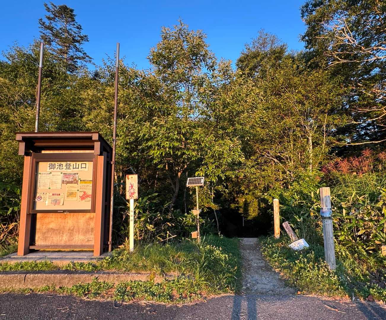 御池駐車場の端の御池登山口より