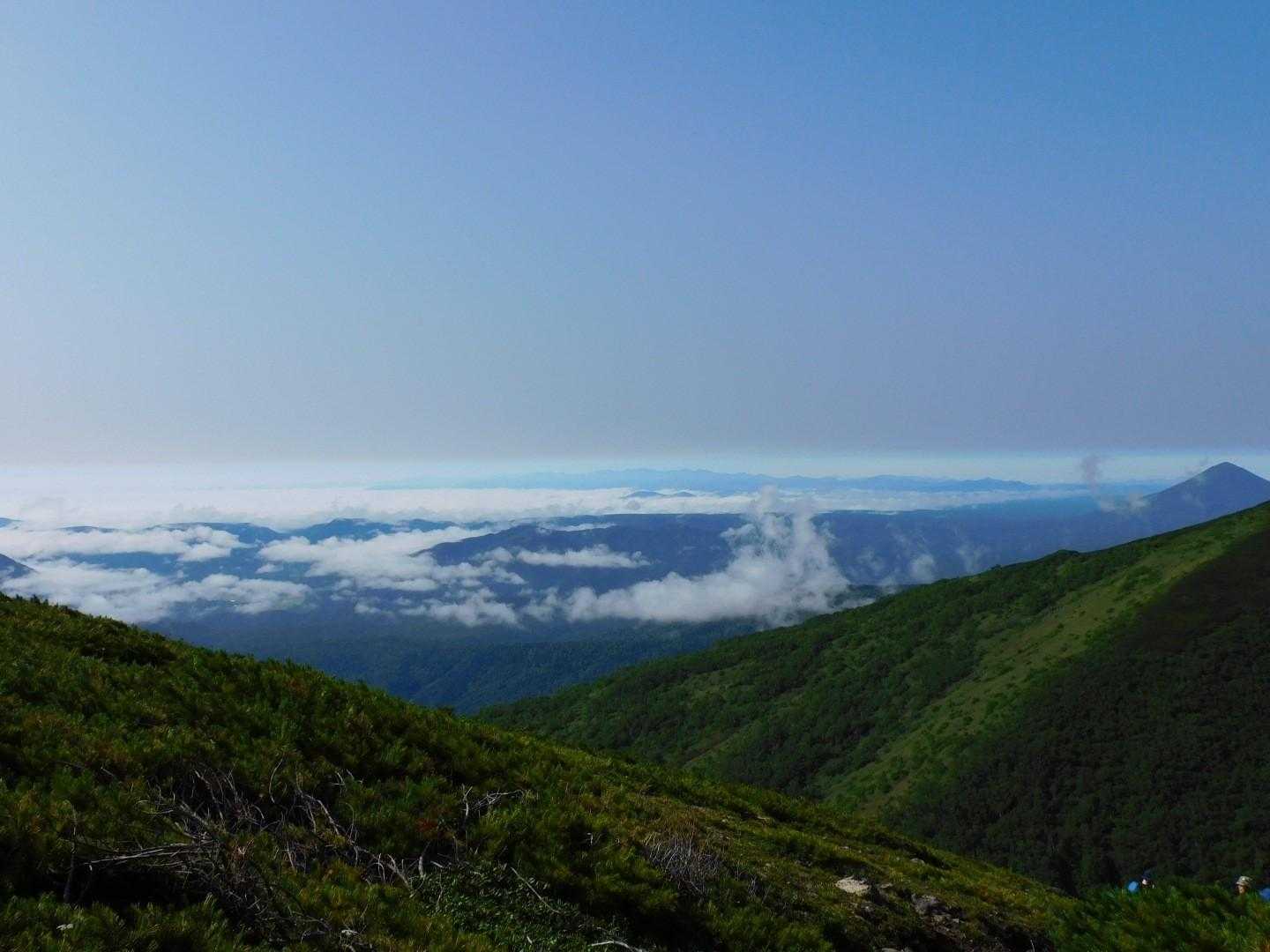 奥に夕張山地