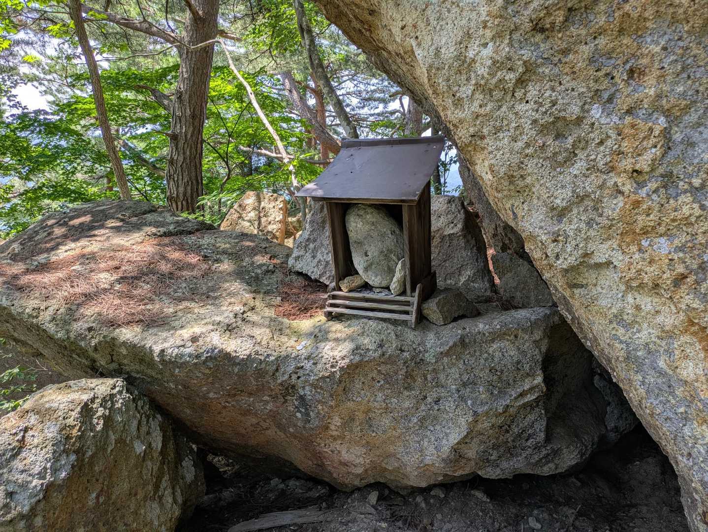祠に石詰まってるんだけど、なに？　石神？