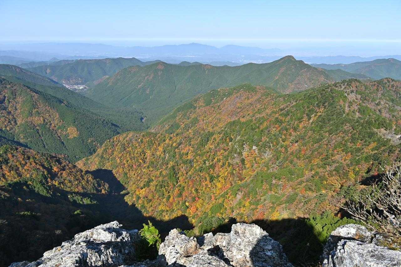 見下ろすと鮮やかな絶景紅葉に目を奪われた