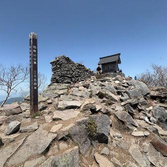 四阿山　2354m
山頂は細長い形状
地面は大きめの岩ガレ

平日の昼で7人くらいいて、どんどん入れ替わる感じ


実は四阿山は双耳峰で、手前の祠のところが南峰、奥の祠（写真）が北峰だそうだ