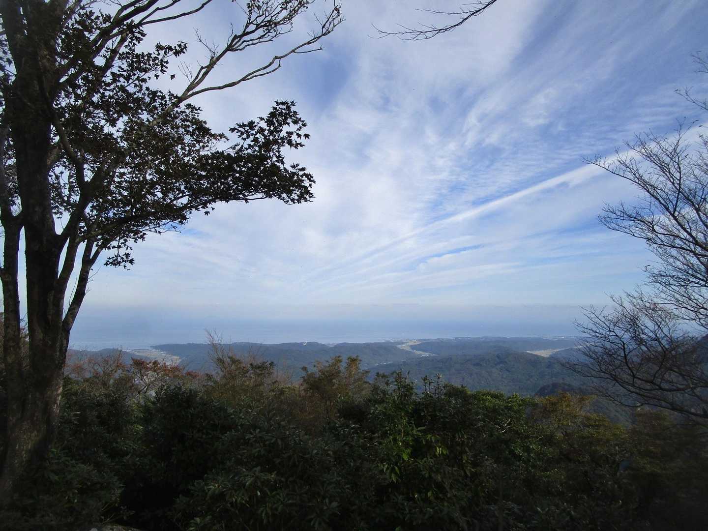 樹々の間からですが眺望は良かったです…

まあしかし国東の山はどこも強烈ですな！