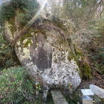 弥勒仏線彫磨崖仏　笠置寺本尊の弥勒磨崖仏　大道が交わる道の辻に祀られ、旅人の健脚を祈ったもの