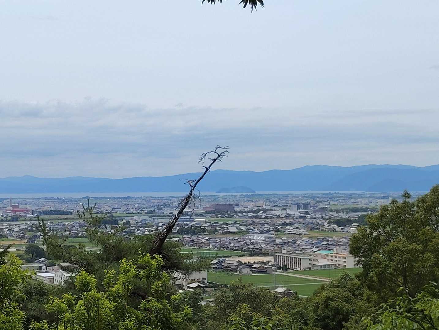 途中で見える奥琵琶湖方面。竹生島も見える。