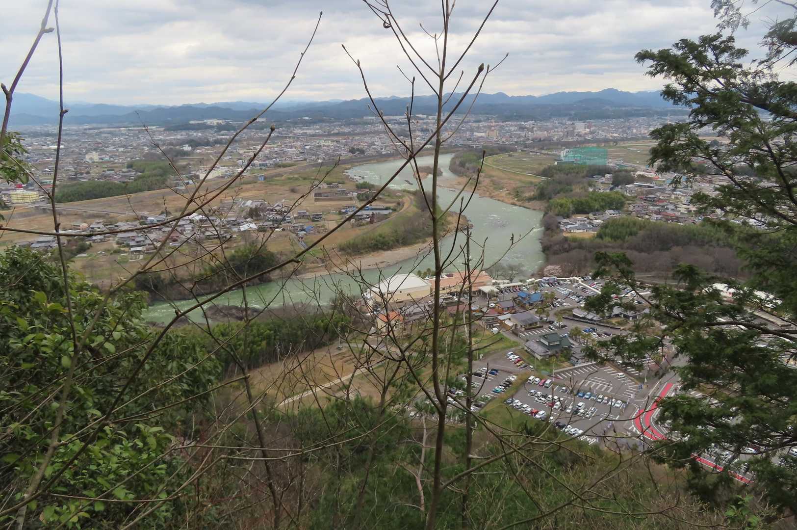 木曽川
湯の華アイランド
登山用駐車場は満車でした