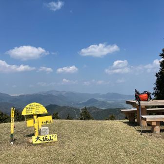 最後に飯岳三山の3つ目の飯岳山(大坂山)
ベンチで休憩して、そのあと山頂近くまで来ている林道と登山道で下山
