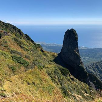 山頂から南峰方向にローソク岩