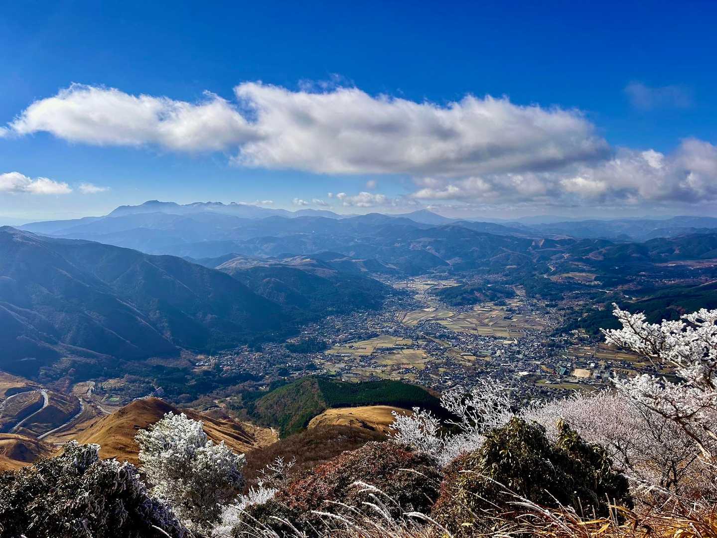 市街地の奥にはくじゅう❗️
空気が澄んでディテールまでクッキリ⛰️
均整の取れた涌蓋山(三百名山)も見える🗻
