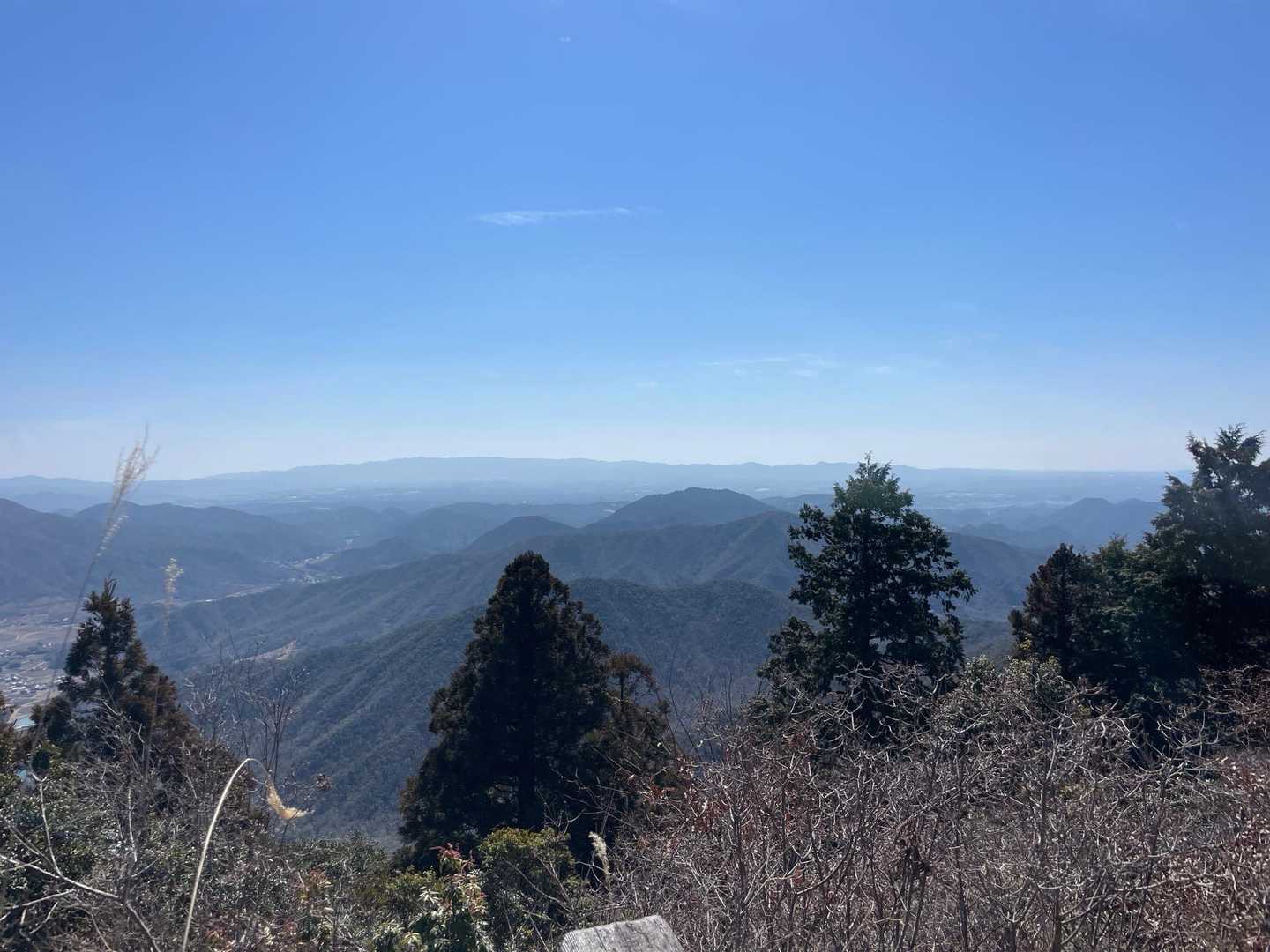 山頂から南東側の眺望、遠くは六甲山系かな？