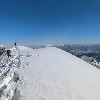 山頂でお昼、さぁ下山