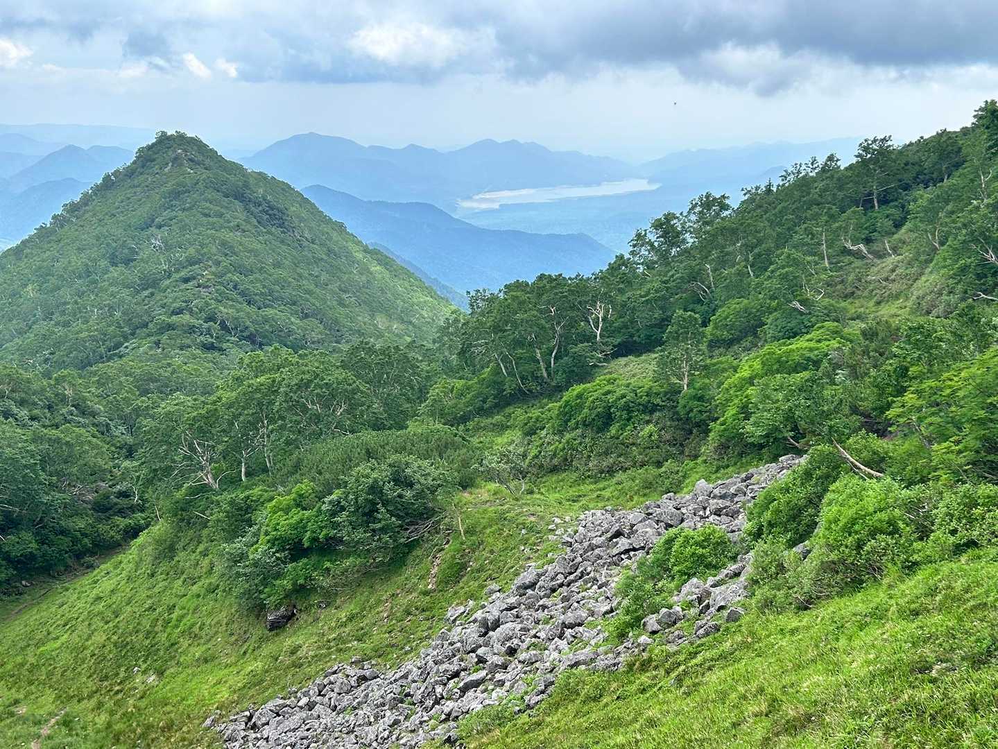 糠平湖が見える。