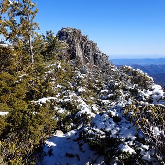 武信白岩山（ロープが張ってあって立ち入り禁止になってました）