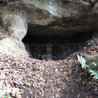 瑞泉寺保存区の穴中にはお墓？