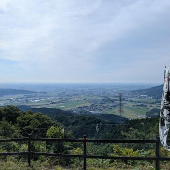 山頂からの眺望、濃尾平野が一望できる。天気が好いと、名古屋の高層ビルが見えることもあるらしい。