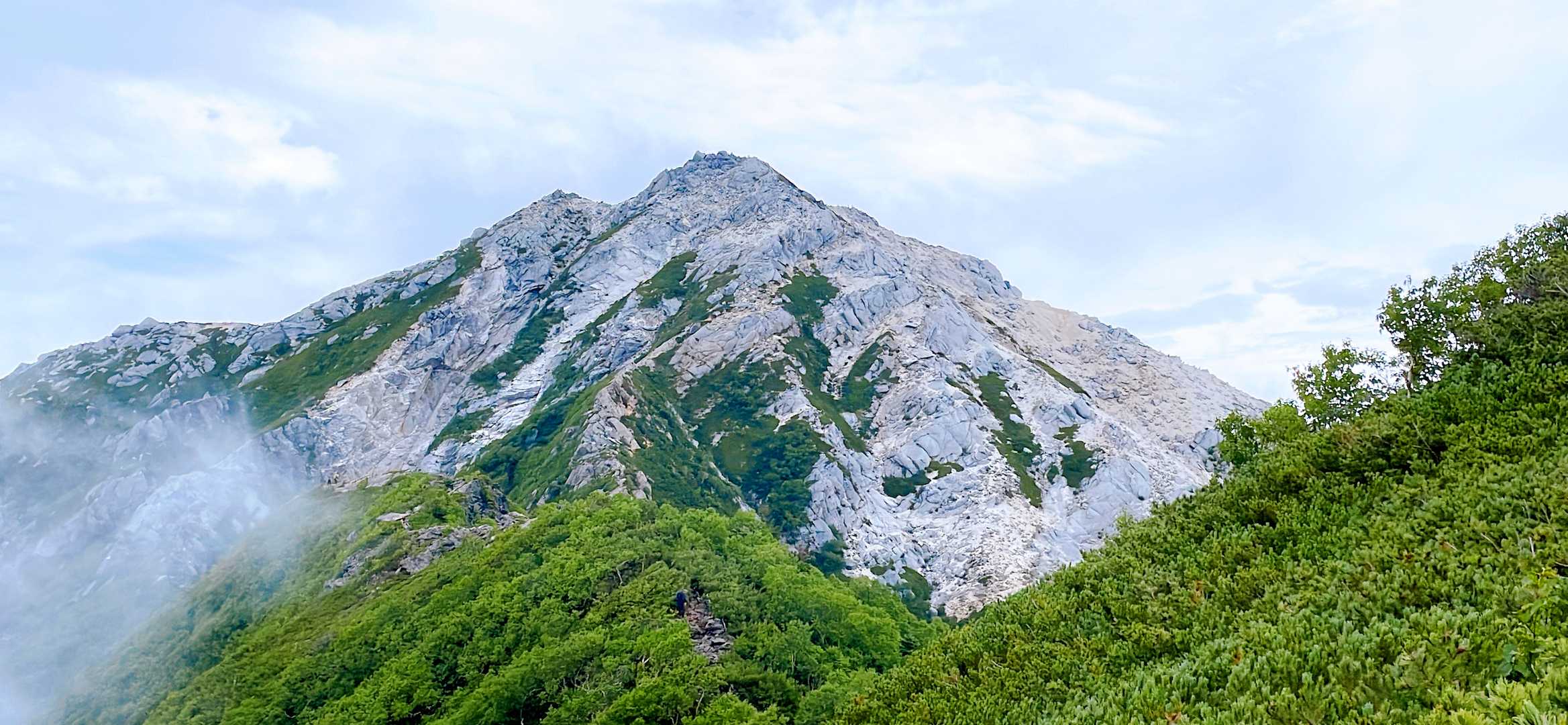 対照的に、夏でも雪が積もったように白い岩肌の甲斐駒。