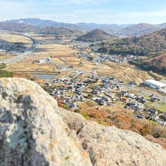 
　赤磐の町を走る 山陽道
　
　里は すっかり 冬の色
　山も まだらに
　モフモフ してきています
　